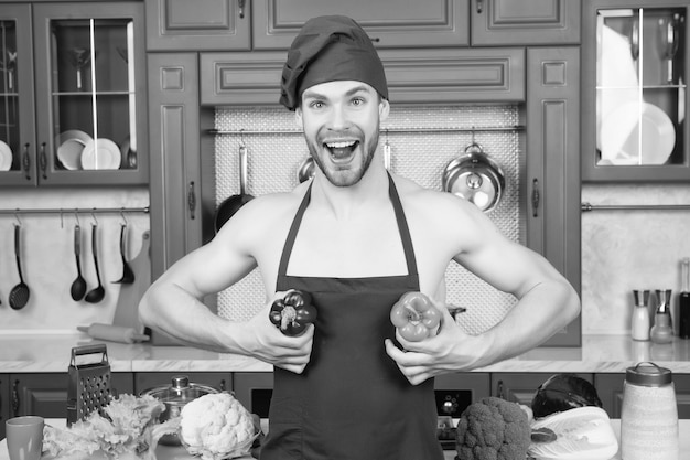 Šťastný kuchár pri varení